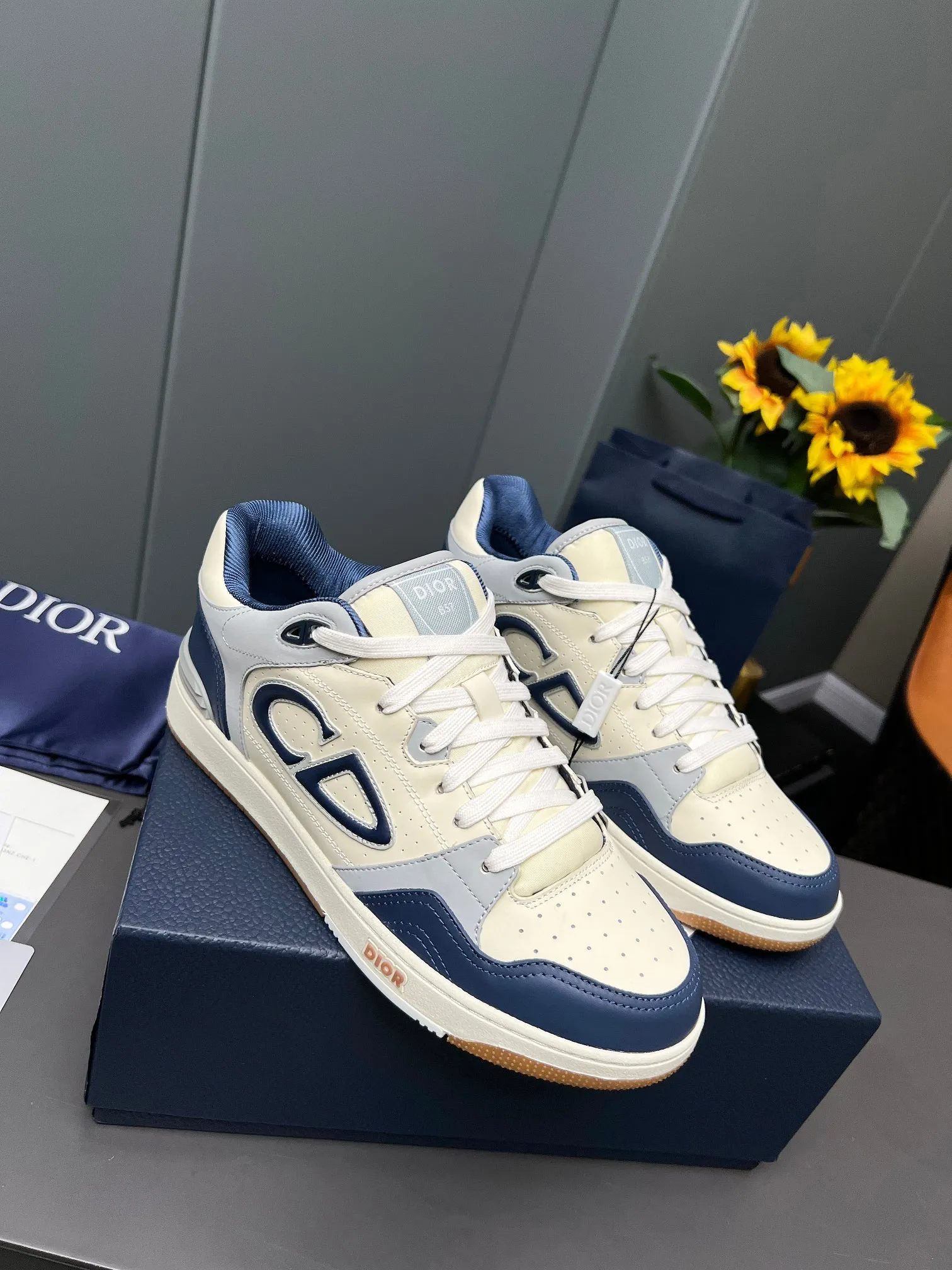 Men's Men's Shoes 💰600 Dior DiorB57 top version of low-top sneakers! ! ! Navy blue with beige smooth first-layer cowhide, fully oiled edges, T men's shoes 💰U outsole.  The 2024 autumn men's wear series has made a wonderful debut, a new classic item launched by Dior. Crafted from smooth first-grain cow leather in navy blue and beige, it's accented by a large leather heat-stamped CD logo on the sides. The distinctive laces of the same color match the color of the shoe body, and the opening and closing are decorated with various classic details on the tongue, sole and back side to enhance the style. The eyelet details, upper stitching and heel strip panels of the same color highlight the dynamic charm of its sports style. Exclusive two-color molded T men's shoes 💰U outsole is light, comfortable, non-slip and wear-resistant, the mesh lining and feet are customized with original colors, soft and breathable. Exquisite production technology highlights the grade, and can be matched with all kinds of clothing to create a refined look.